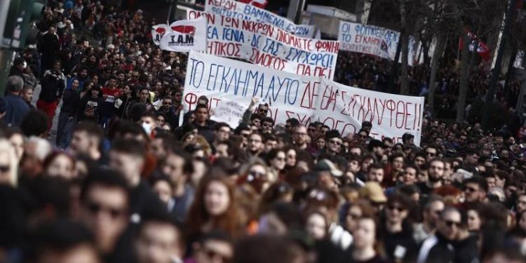 Yunanistan'da tren kazasına tepki olarak yapılan genel grev, hayatı felç etti