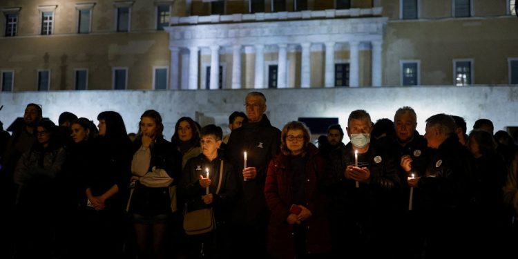 Yunanistan'da tren kazasında ölenler için 'sessiz eylem'