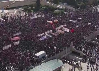 Yunanistan'da tren kazasının ardından öfke dinmiyor: Demiryolu işçilerinin ve öğrencilerin eyleminde çatışma çıktı