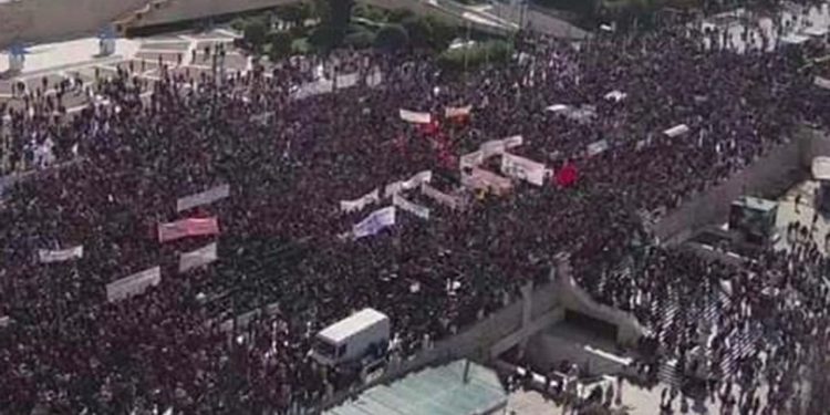 Yunanistan'da tren kazasının ardından öfke dinmiyor: Demiryolu işçilerinin ve öğrencilerin eyleminde çatışma çıktı