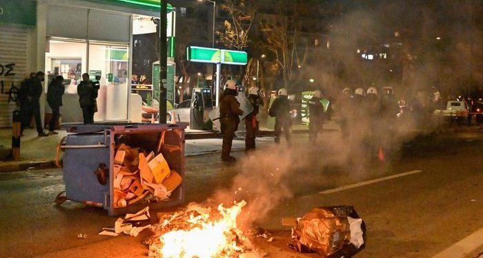 Yunanistan’daki ölümcül tren kazası: Halk yetkilileri protesto etti