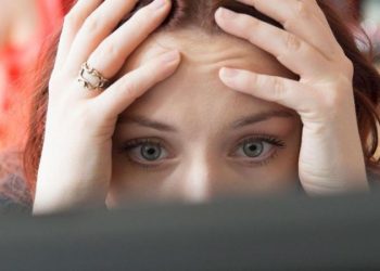 Neredeyse tüm çalışanlar ekonomik güvencesizlik ve iş stresiyle başa çıkmak için mücadele ediyor. Yine de en genç çalışanlar, gerilimi herkesten daha fazla hissediyor olabilir.