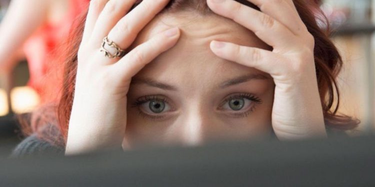 Neredeyse tüm çalışanlar ekonomik güvencesizlik ve iş stresiyle başa çıkmak için mücadele ediyor. Yine de en genç çalışanlar, gerilimi herkesten daha fazla hissediyor olabilir.