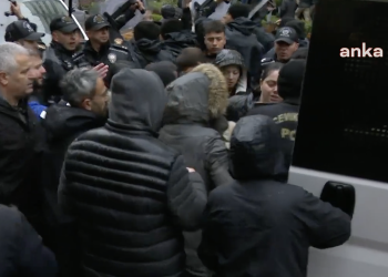 ‘Hükümet istifa’ diyen kadınlar, darp edilerek gözaltına alındı