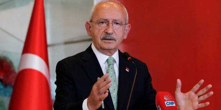 Seccadeye Bastığı İçin Eleştirilen Kılıçdaroğlu: “Seccadeyi Görmedim, Operasyon Yapıyorlar”