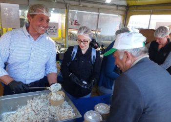 Flake Deprem Bölgesinde Yemek Dağıtımına Katıldı