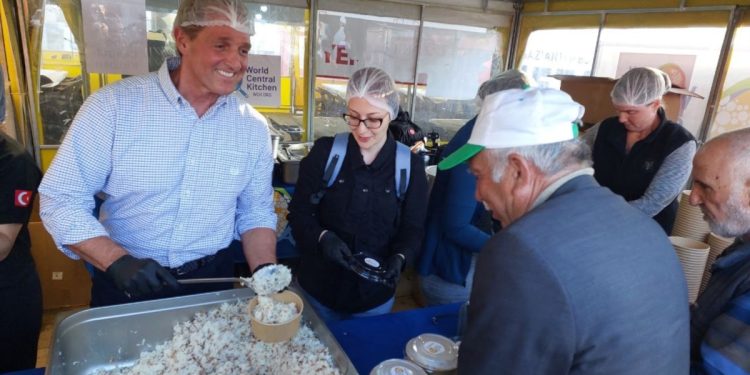 Flake Deprem Bölgesinde Yemek Dağıtımına Katıldı
