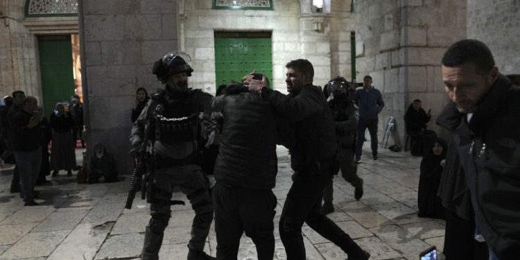 İsrail polisi, işgal altındaki Doğu Kudüs’te bulunan Mescid-i Aksa’ya baskın düzenledi