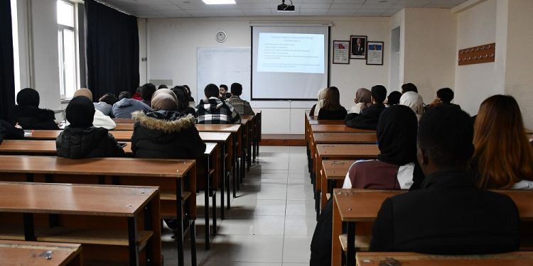 Geçinemeyen akademisyenler anlatıyor: ‘Geçim kaygısı akademik üretimin önüne geçti’