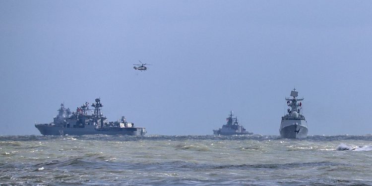 ABD’ye tepki gösteren Çin, Tayvan karasularına üç savaş gemisi gönderdi