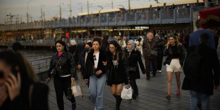 Türkiye’ye göç eden yabancıların ve Türkiye’den çıkan Türklerin sayısı arttı