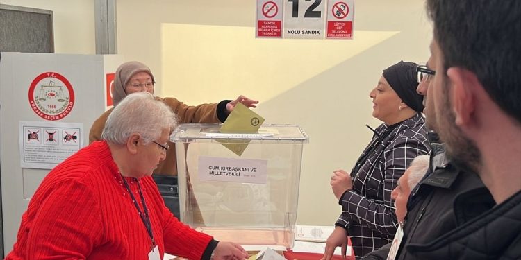 Yurt dışındaki Türklerin oy kullanma hakkı olmalı mı?