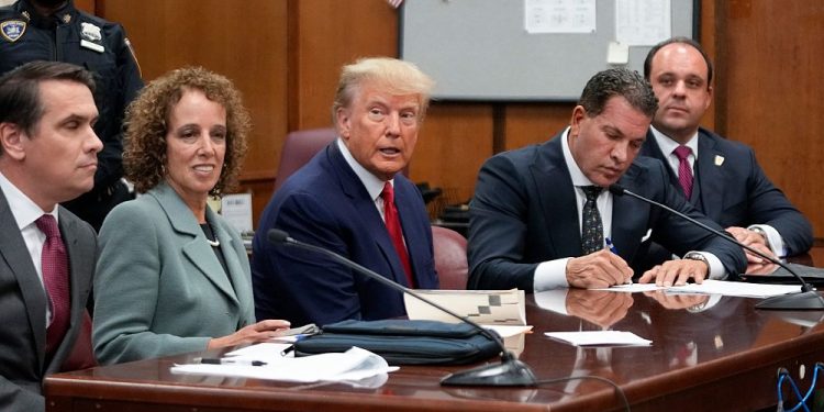 Hakim karşısına çıkan eski ABD Başkanı Trump’a 34 suçlama yöneltildi