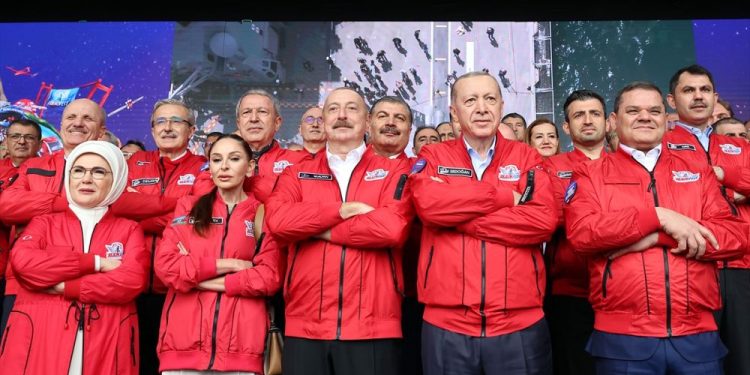 Erdoğan, Aliyev’le birlikte katıldığı Teknofest Fuarı’nda Türkiye’nin ilk uzay yolcularını tanıttı