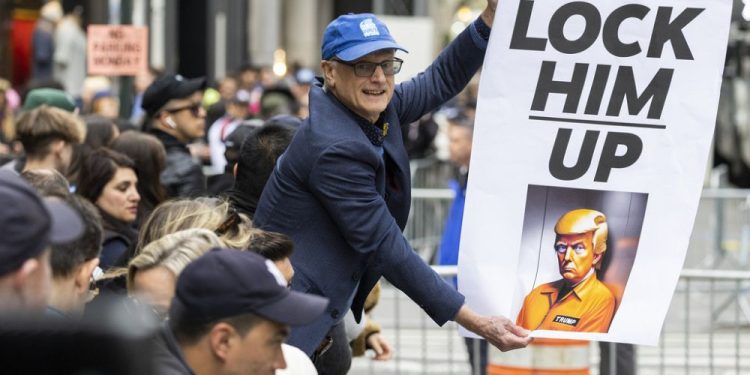 ABD siyaset tarihinde bir ilk: Eski Başkan Donald Trump mahkemeye teslim oluyor