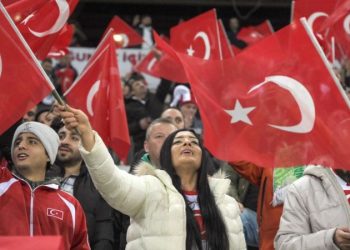 Türkiye bugüne kadar hiç ev sahipliği yapamadığı Avrupa Futbol Şampiyonası’nı düzenlemek için geçen hafta UEFA’ya iki başvuru daha yaptı.
