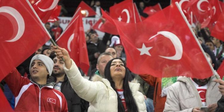 Türkiye bugüne kadar hiç ev sahipliği yapamadığı Avrupa Futbol Şampiyonası’nı düzenlemek için geçen hafta UEFA’ya iki başvuru daha yaptı.