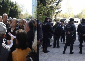 600 daireli sitedeki 'karot' tartışmasında ekipler numune almadan ayrıldı