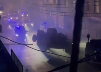 Öldürülen çocukları için yol kapatan aileye polis saldırısı