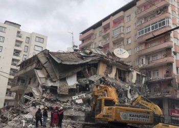 Amed’te ağır hasarlı binalar tehlike arz ediyor