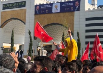 Amed’te camiye Erdoğan’ın fotoğrafı asıldı!