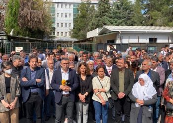 Tutuklamalara adliye önünde tepki: Bu halk baş eğmez