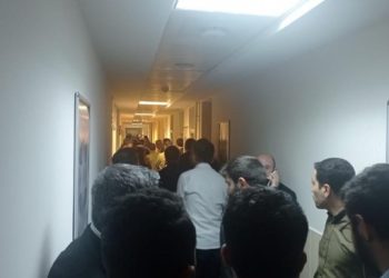 Müvekkilleri saatlerdir bekletilen avukatlardan alkışlı protesto