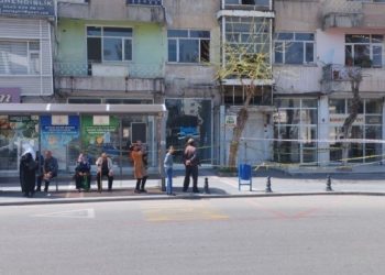 Êlih’te otobüs durağıyla bitişik ağır hasarlı bina tehlike saçıyor