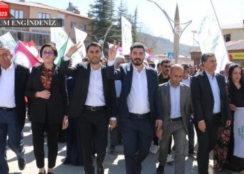 Zorla göç ettiği memleketinde vekil olacak
