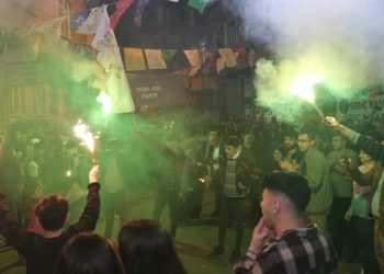 Gençlerden seçim şöleni