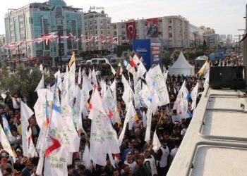Esenyurt’ta miting havasında açılış: Oyları Yeşil Sol’da birleştirelim