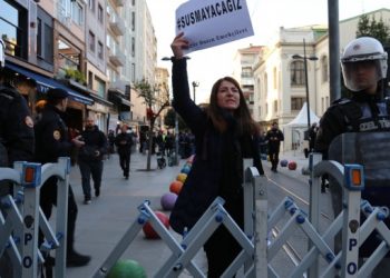 Tutuklamalara tepki gösteren gazeteciler gözaltına alındı