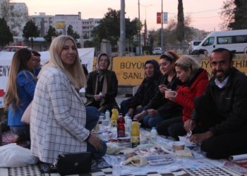 Şenyaşar ailesi 743’üncü gününde adliye önünde iftar açtı