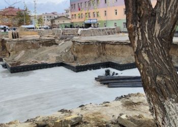 Kemiklerin bulunduğu alana beton döküldü!