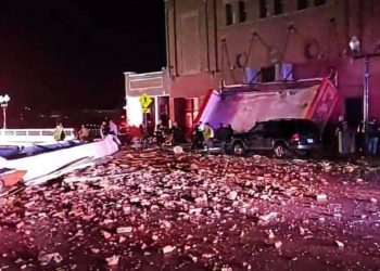 ABD hortumlara teslim: Death Metal konserinde çatı çöktü, ülke genelinde sekiz kişi öldü