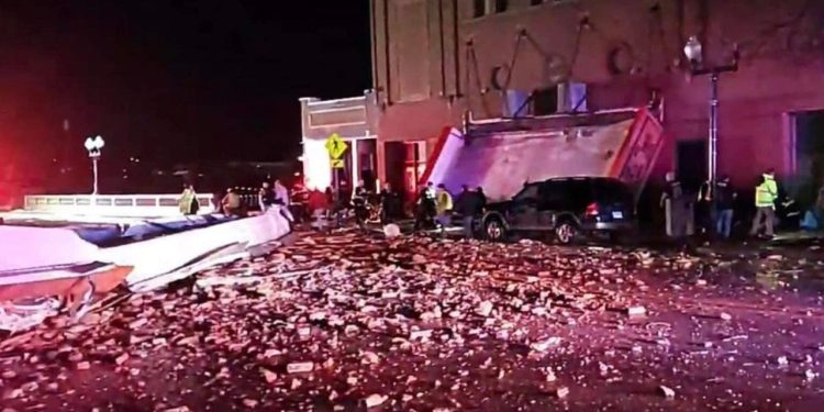 ABD hortumlara teslim: Death Metal konserinde çatı çöktü, ülke genelinde sekiz kişi öldü