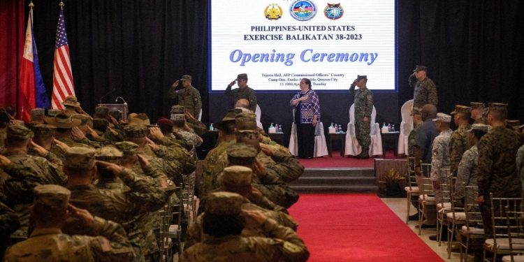 ABD ile Filipinler tartışmalı sularda en büyük savaş tatbikatına başladı