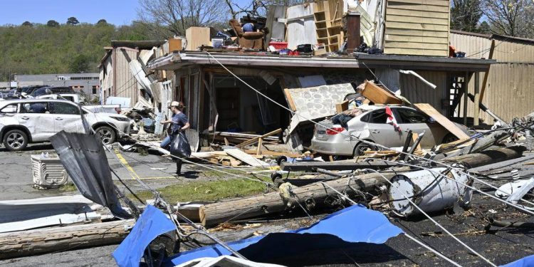 ABD'de fırtına ve hortum: 24 kişi hayatını kaybetti