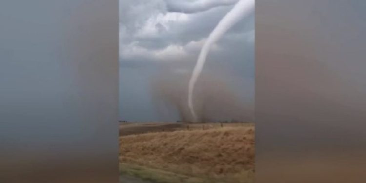 ABD'de meydana gelen hortum nedeniyle en az beş kişi öldü