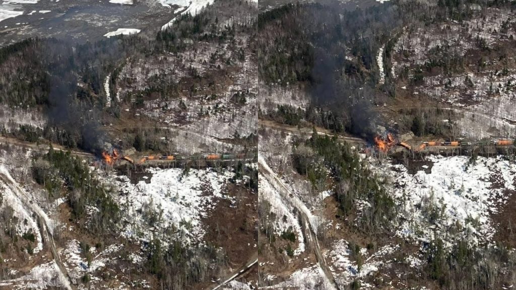 ABD’de raydan çıkan tehlikeli madde yüklü trende yangın