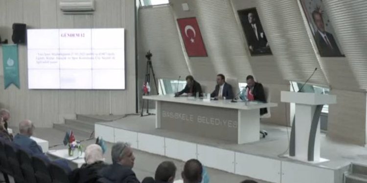 AKP'li başkandan CHP’li kadın meclis üyesine: Hanımefendiye yakışacak şekilde orada öyle durun