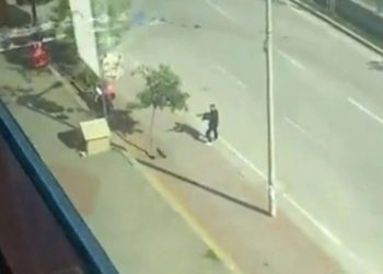 AKP’nin boşaltılan Çukurova ilçe binasına silahlı saldırı; zanlı yakalandı