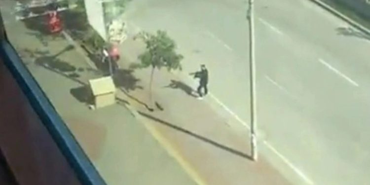 AKP’nin boşaltılan Çukurova ilçe binasına silahlı saldırı; zanlı yakalandı