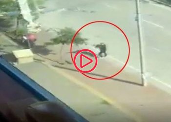 AKP'nin deprem nedeniyle boşaltılan Çukurova ilçe binasına silahlı saldırı