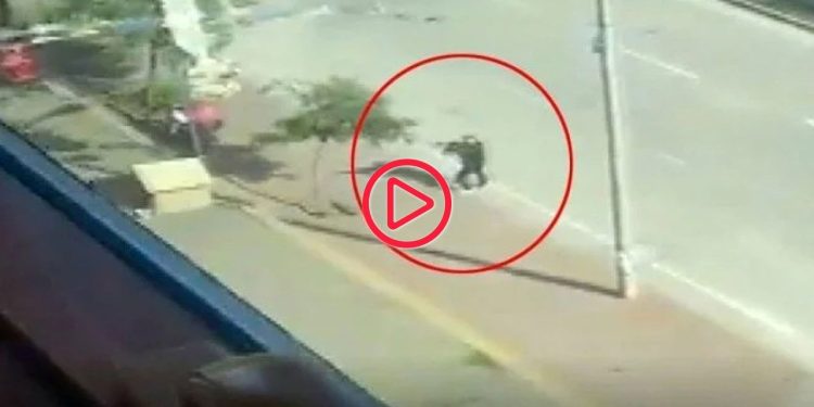 AKP'nin deprem nedeniyle boşaltılan Çukurova ilçe binasına silahlı saldırı