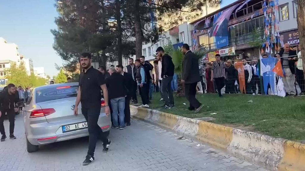 Adıyaman’da CHP konvoyundaki bir araca tekmeli-küfürlü saldırı