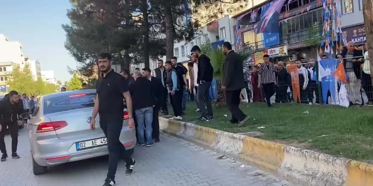 Adıyaman’da CHP konvoyundaki bir araca tekmeli-küfürlü saldırı
