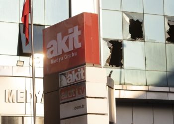 Akit'in binasındaki yangın 60 saat sonra söndürüldü