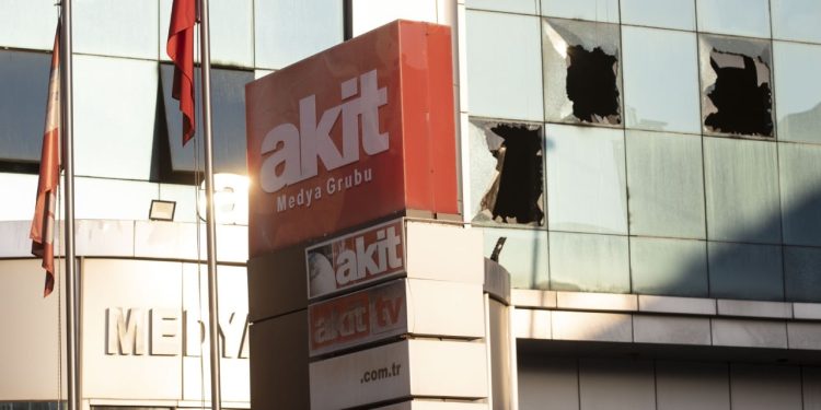 Akit'in binasındaki yangın 60 saat sonra söndürüldü