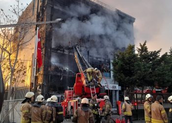 Akit'in olduğu binadaki yangına müdahale sürüyor